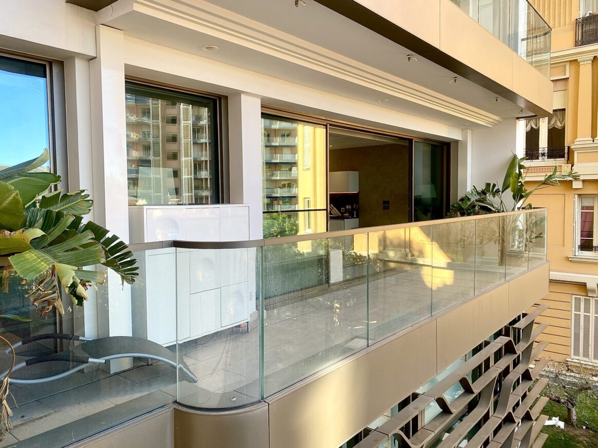 Balcony of a 3-bedroom apartment for sale in Le 45G building in Monaco