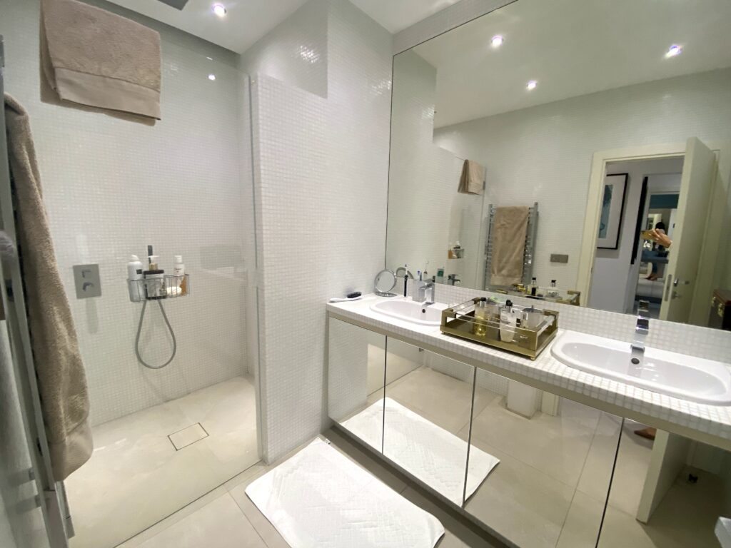 modern bathroom in a rental in le Stella