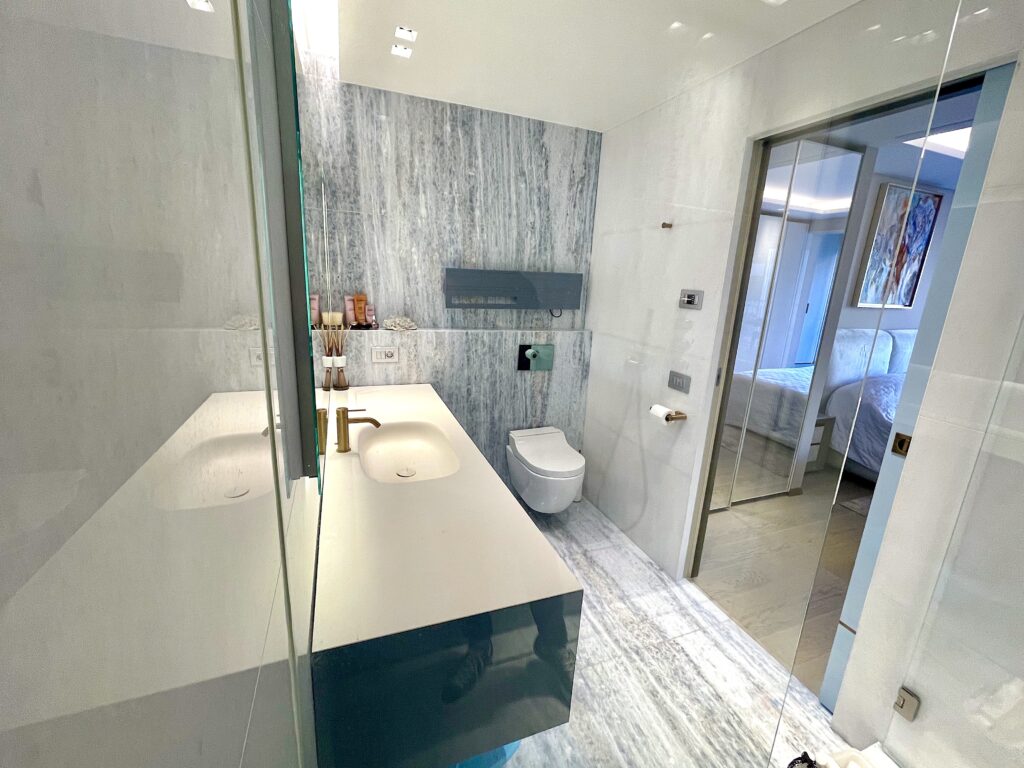 Cyclades - bathroom