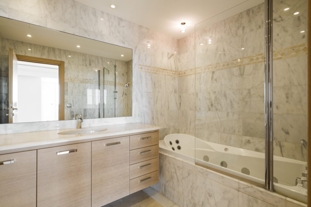 Oiseau Bleu sink and bathtub
