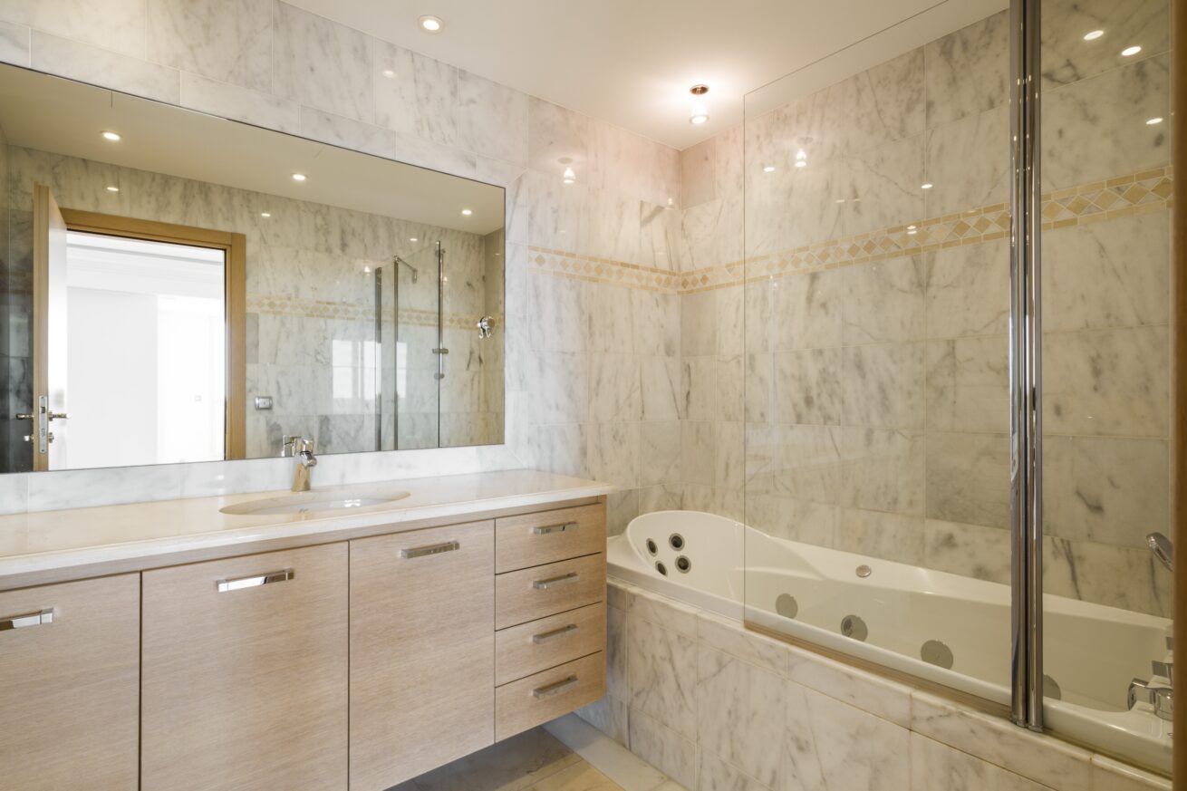 Oiseau Bleu sink and bathtub