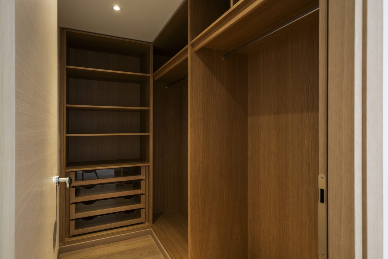 Walk-in closet in Oiseau Bleu