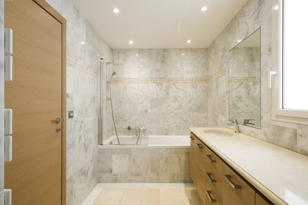 Marble bathroom in Oiseau Bleu