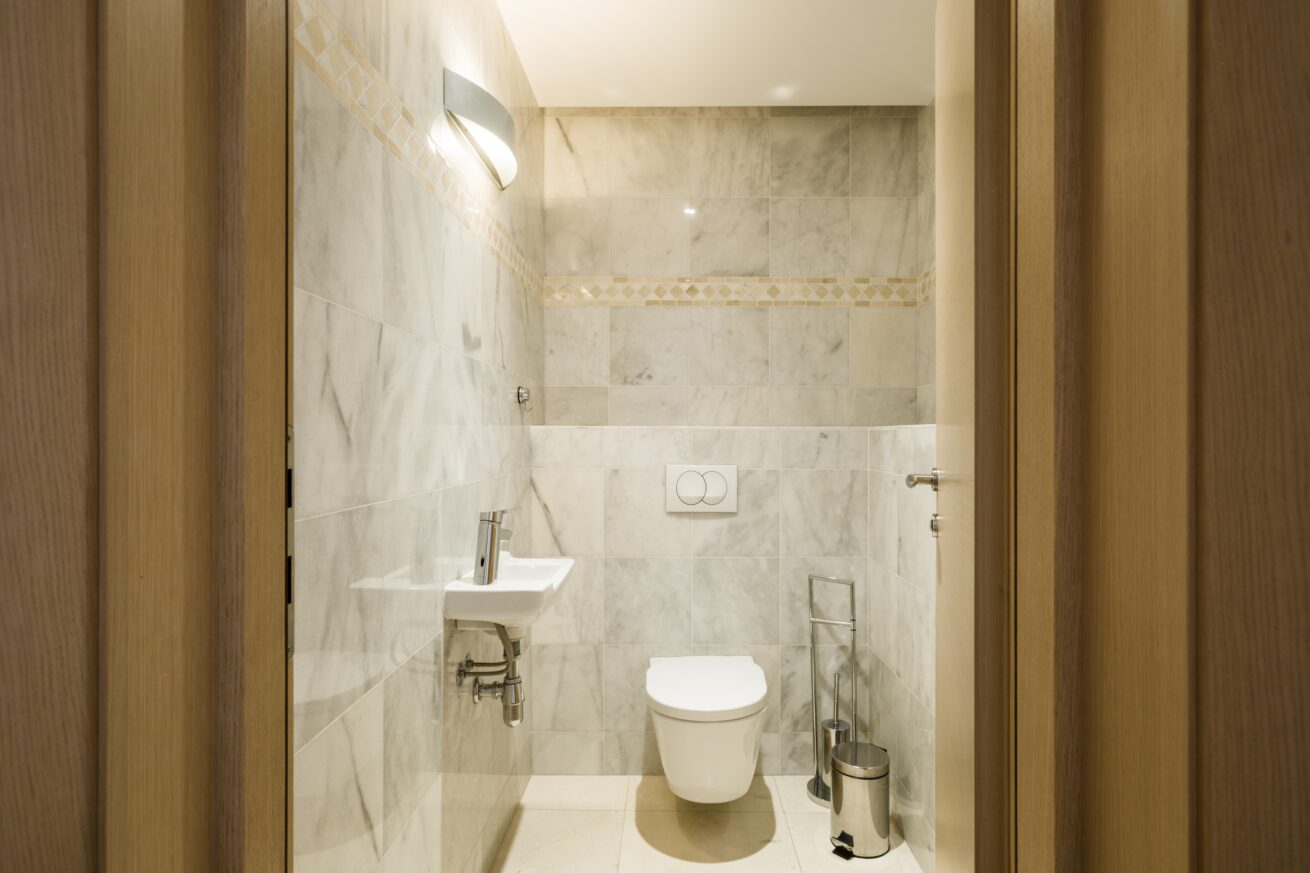 Bathroom of the 4-bedroom apartment for sale in L'Oiseau Bleu, Monaco