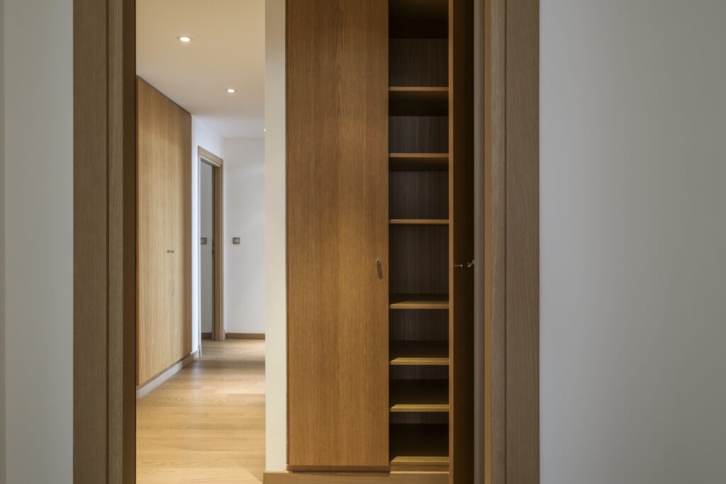 Cupboards in the bedroom in l'Oiseau Bleu
