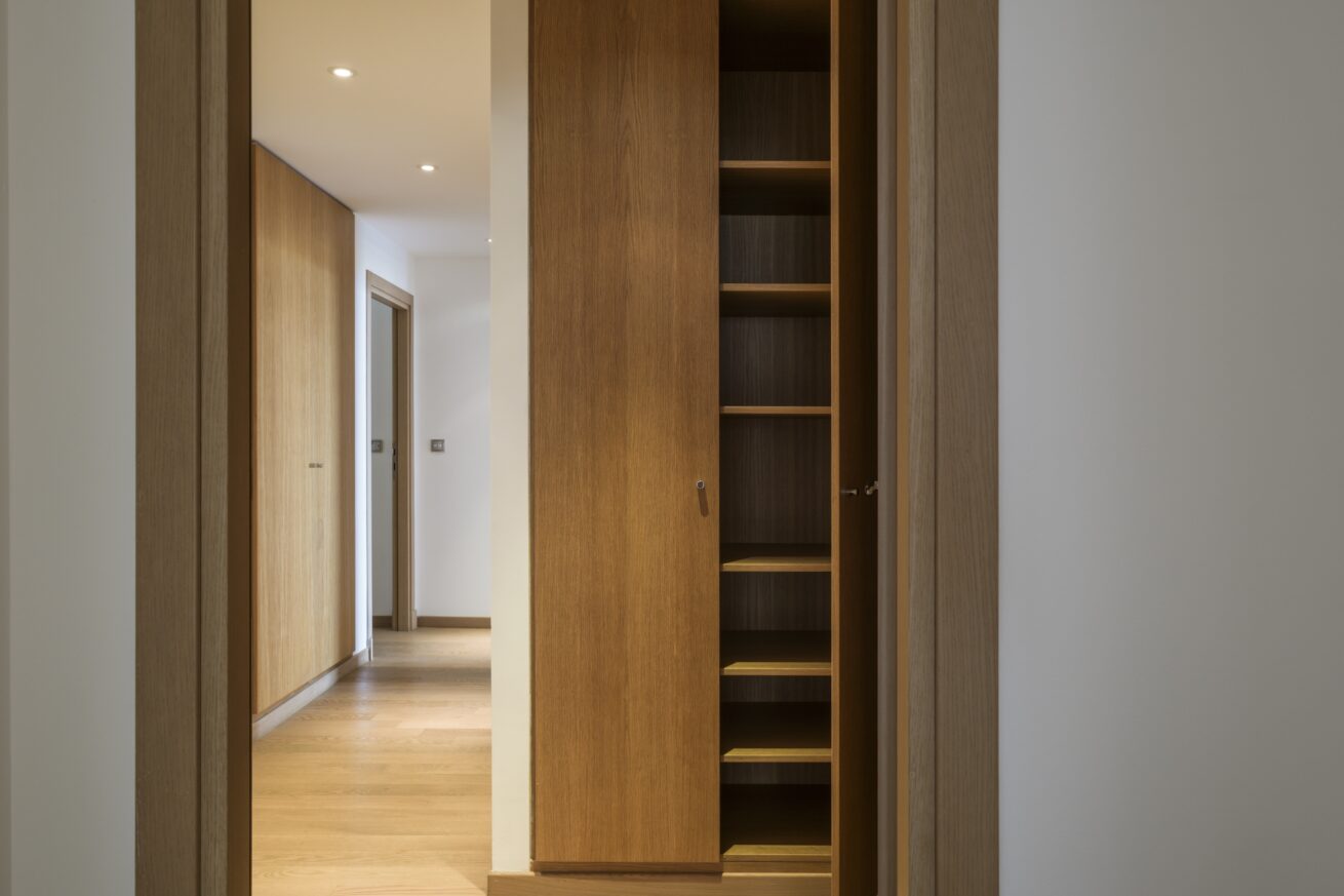 Cupboards in the bedroom in l'Oiseau Bleu