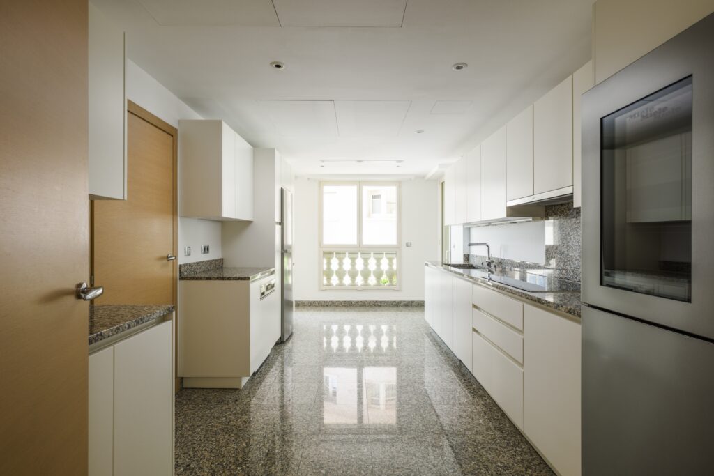 Light-filled kitchen in l'Oiseau Bleu