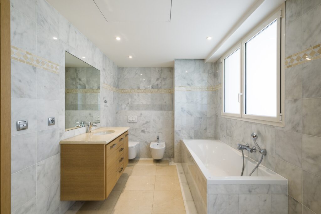 Bathroom and bathtub in l'Oiseau Bleu, Jardin Exotique, Monaco