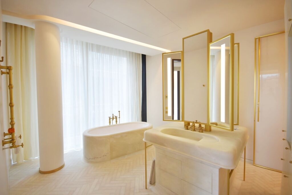 Marble bathroom of the 4-bedroom flat for rent in One Monte-Carlo