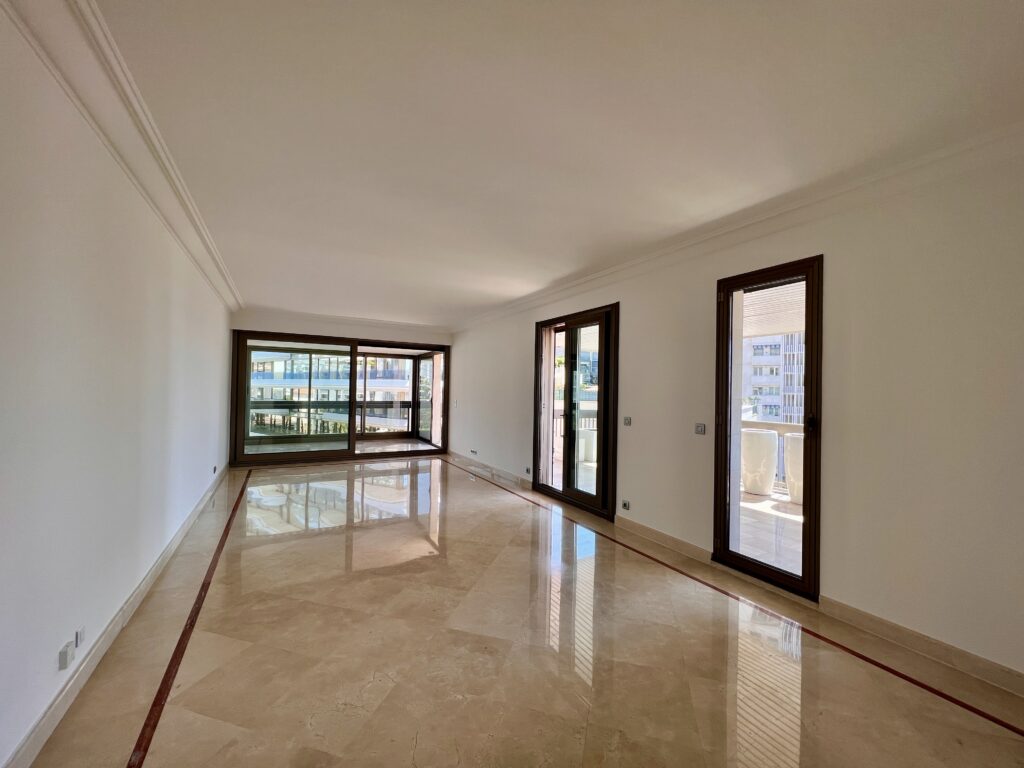 Park Palace living room / 3-bedroom apartment for rent