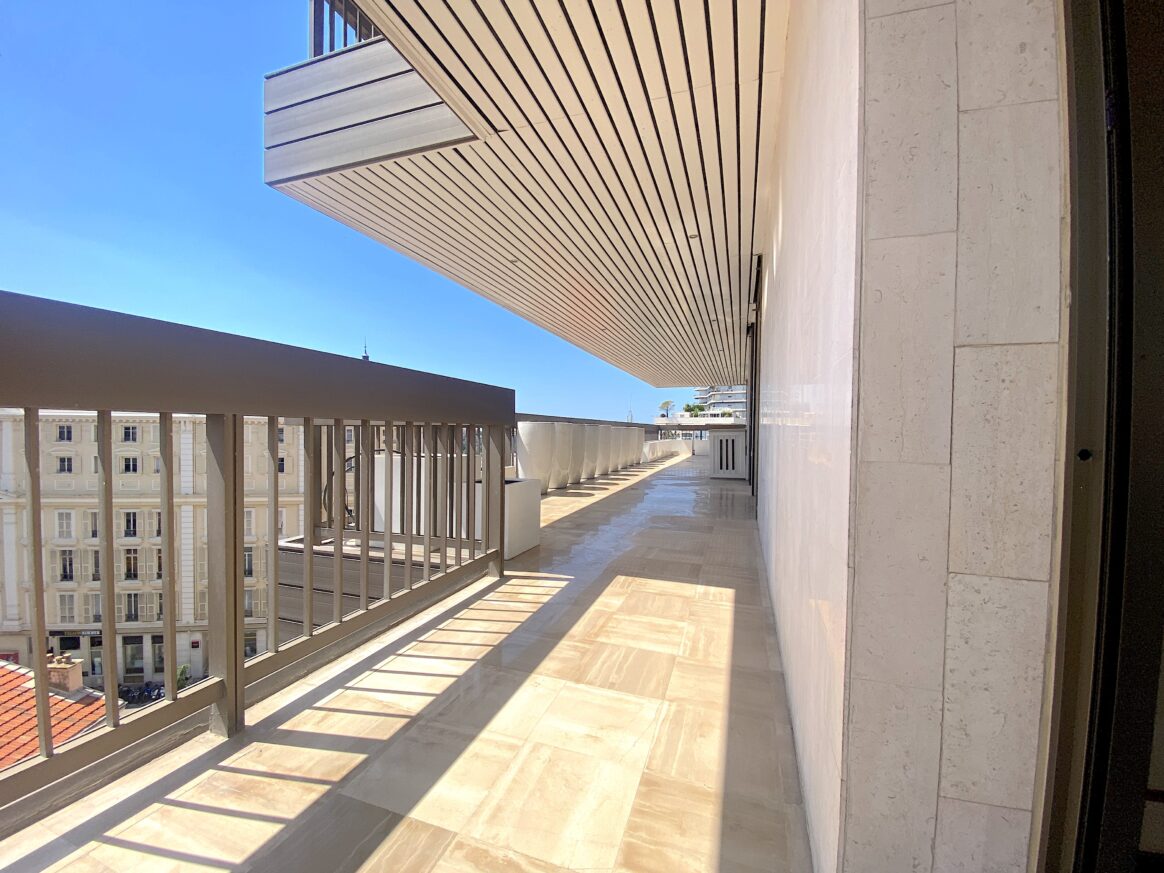 Wraparound balcony in Park Palace