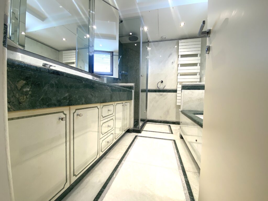 Bathroom in a 3-bedroom for rent in Park Palace