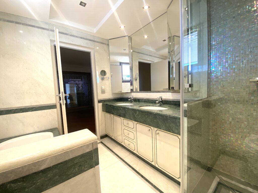 Bathroom in Park Palace rental