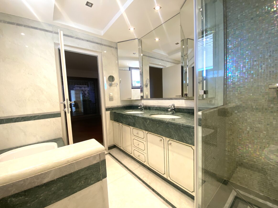 Bathroom in Park Palace rental