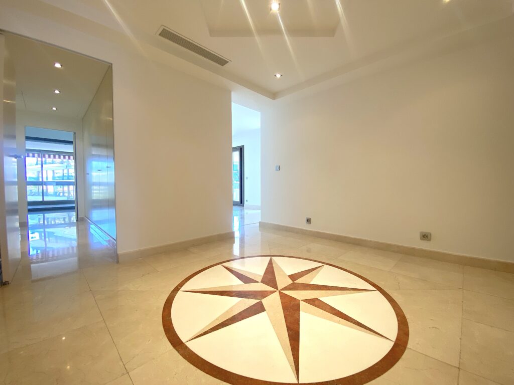 Entrance hall of the 3-bedroom rental in Park Palace