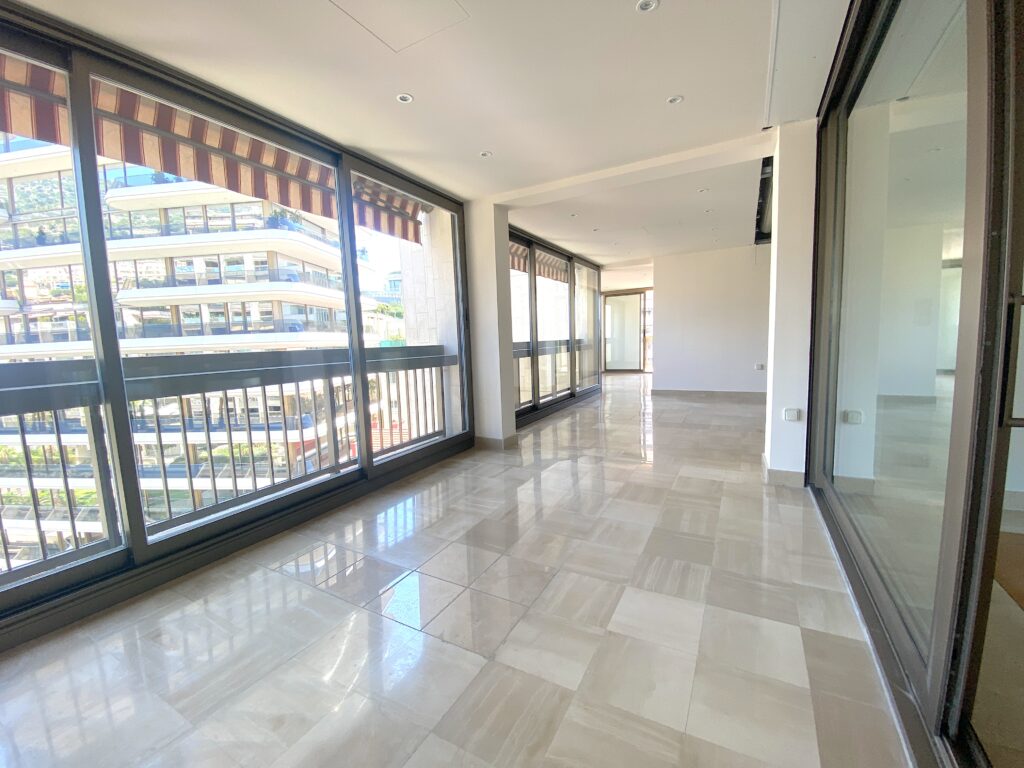 Park Palace 3-bedroom for rent balcony
