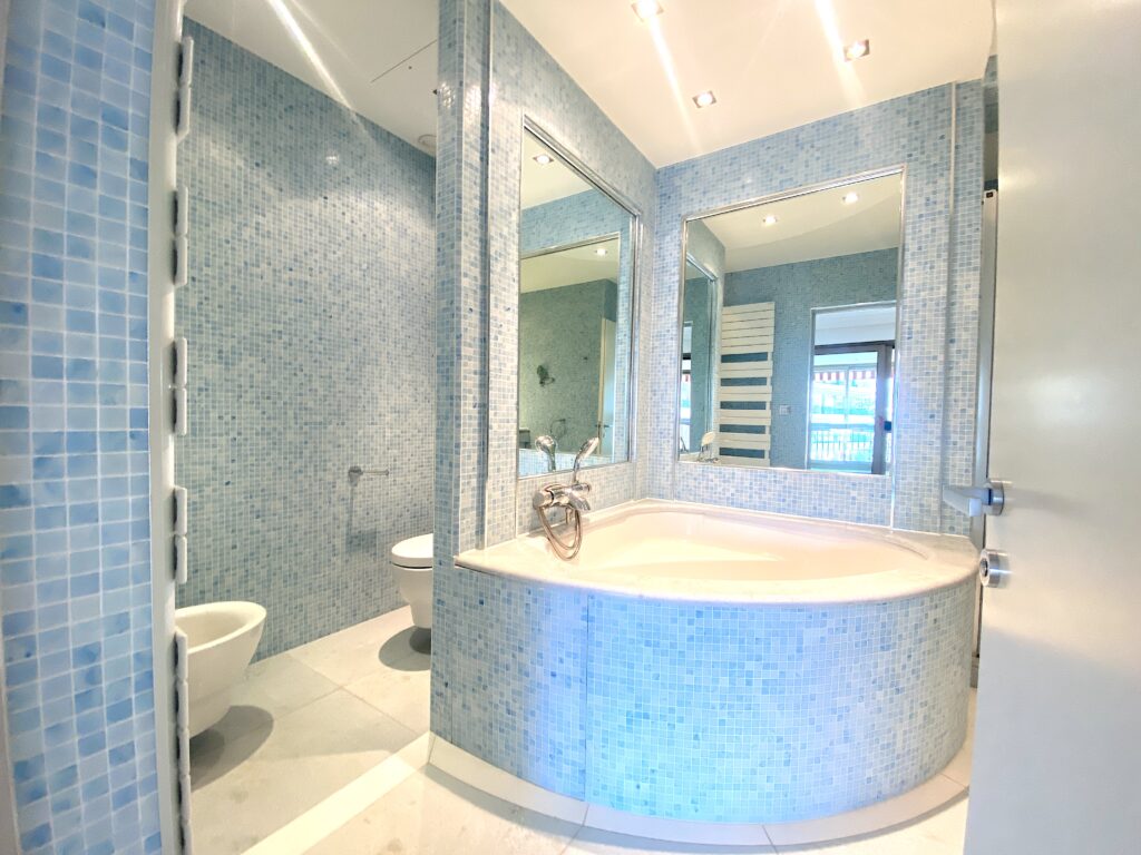 Park Palace bathroom
