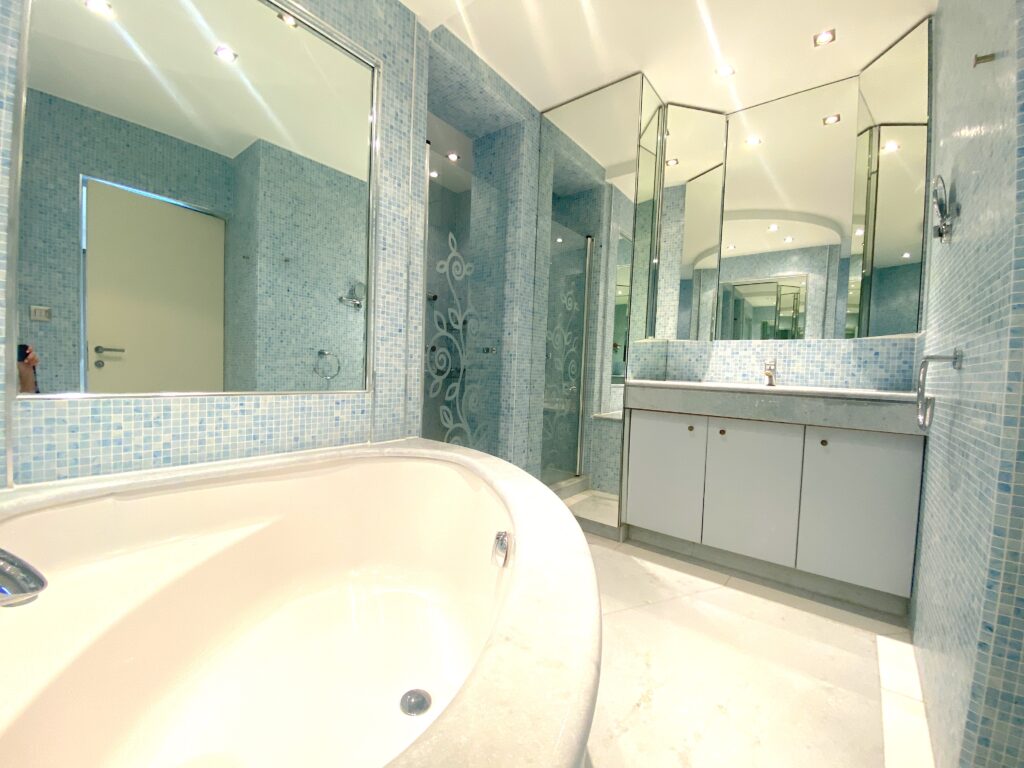 Jacuzzi in 3-bedroom for rent in Park Palace