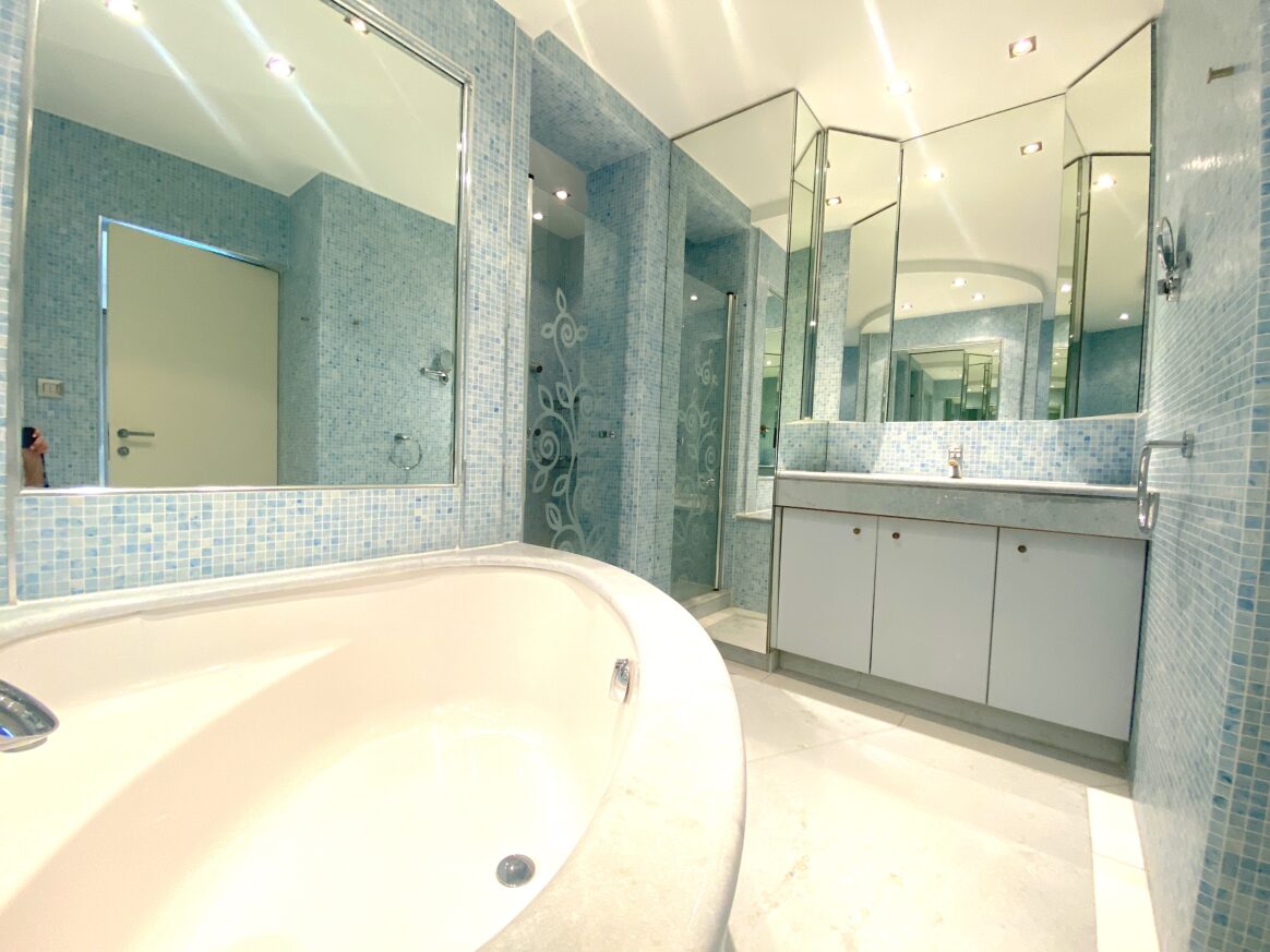 Jacuzzi in 3-bedroom for rent in Park Palace
