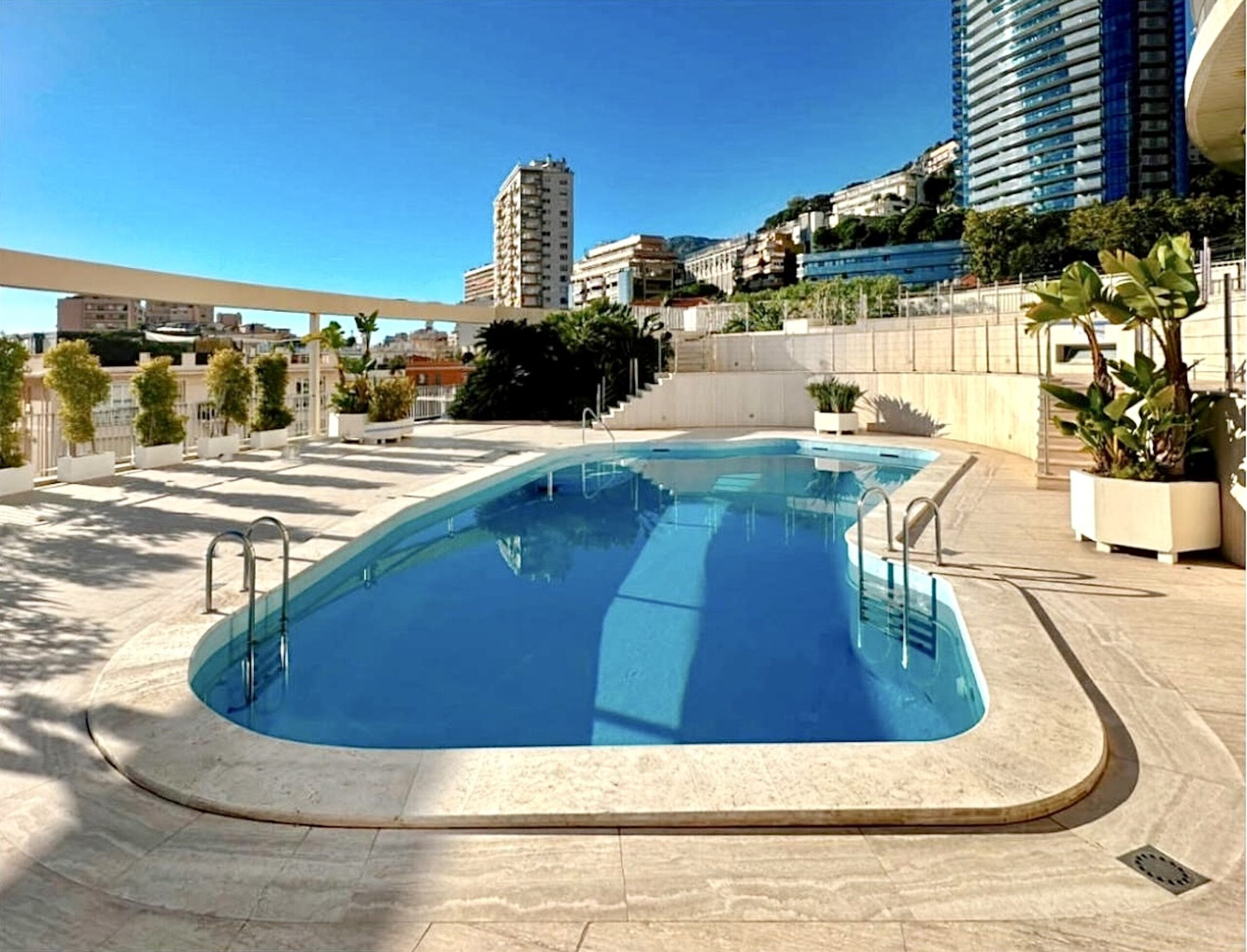 The pool of Chateau Perigord