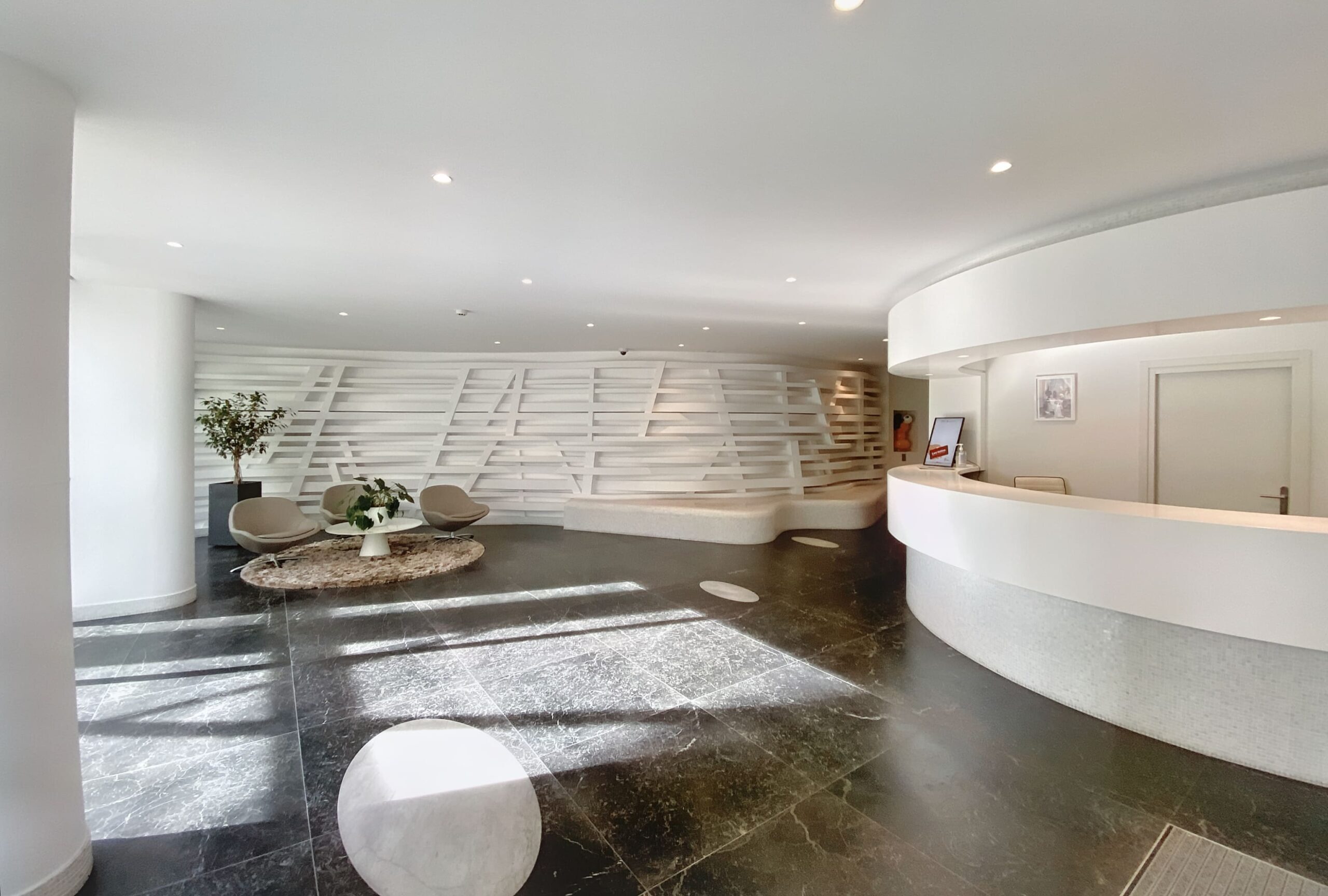 Le Stella building's concierge and entrance hall