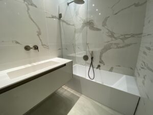 Luxurious bathroom in the 1-bedroom apartment in Chateau Amiral in Monaco