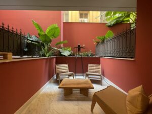 Terrace with a coffee table and some lounge chairs