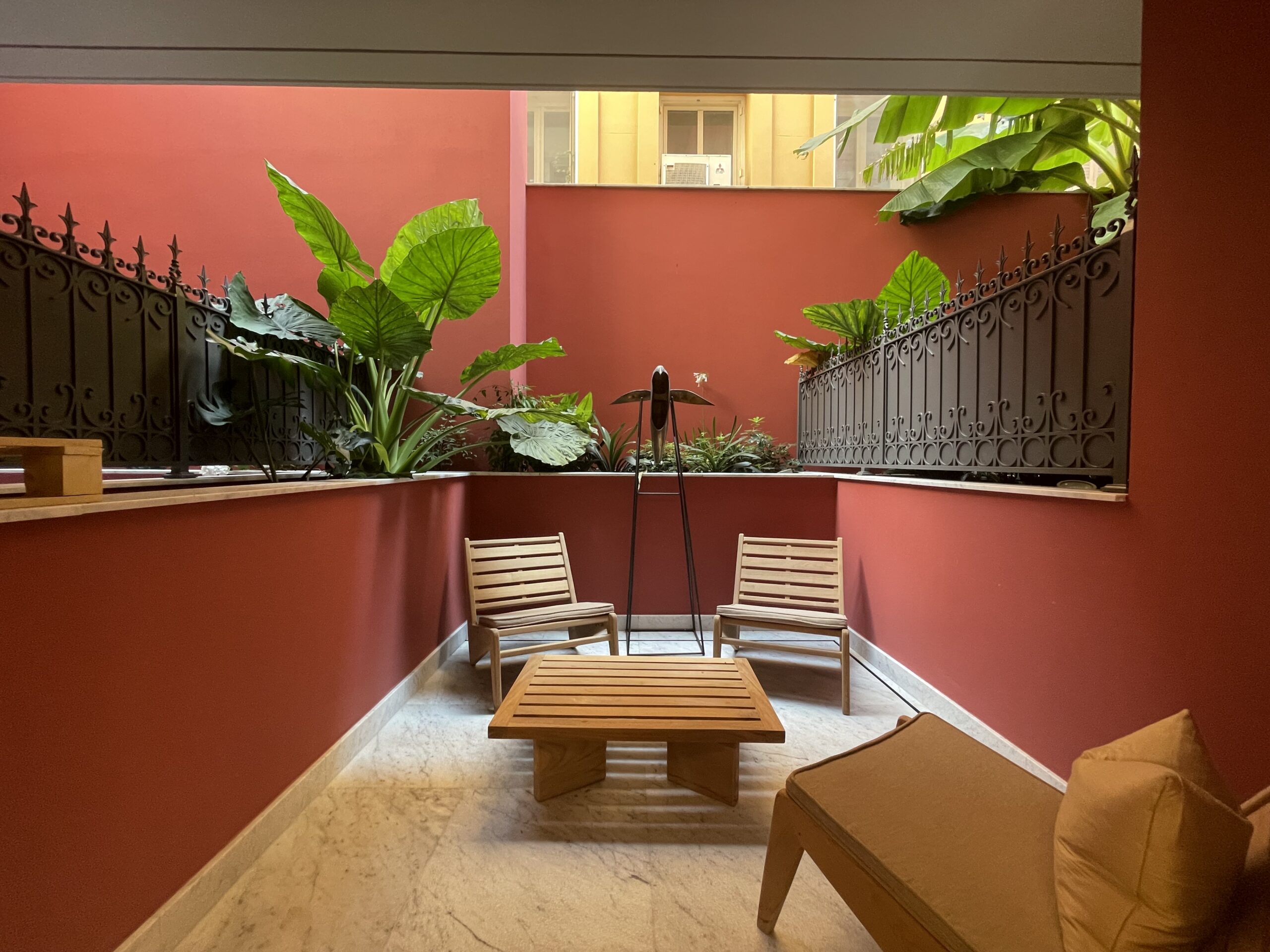Terrace with a coffee table and some lounge chairs