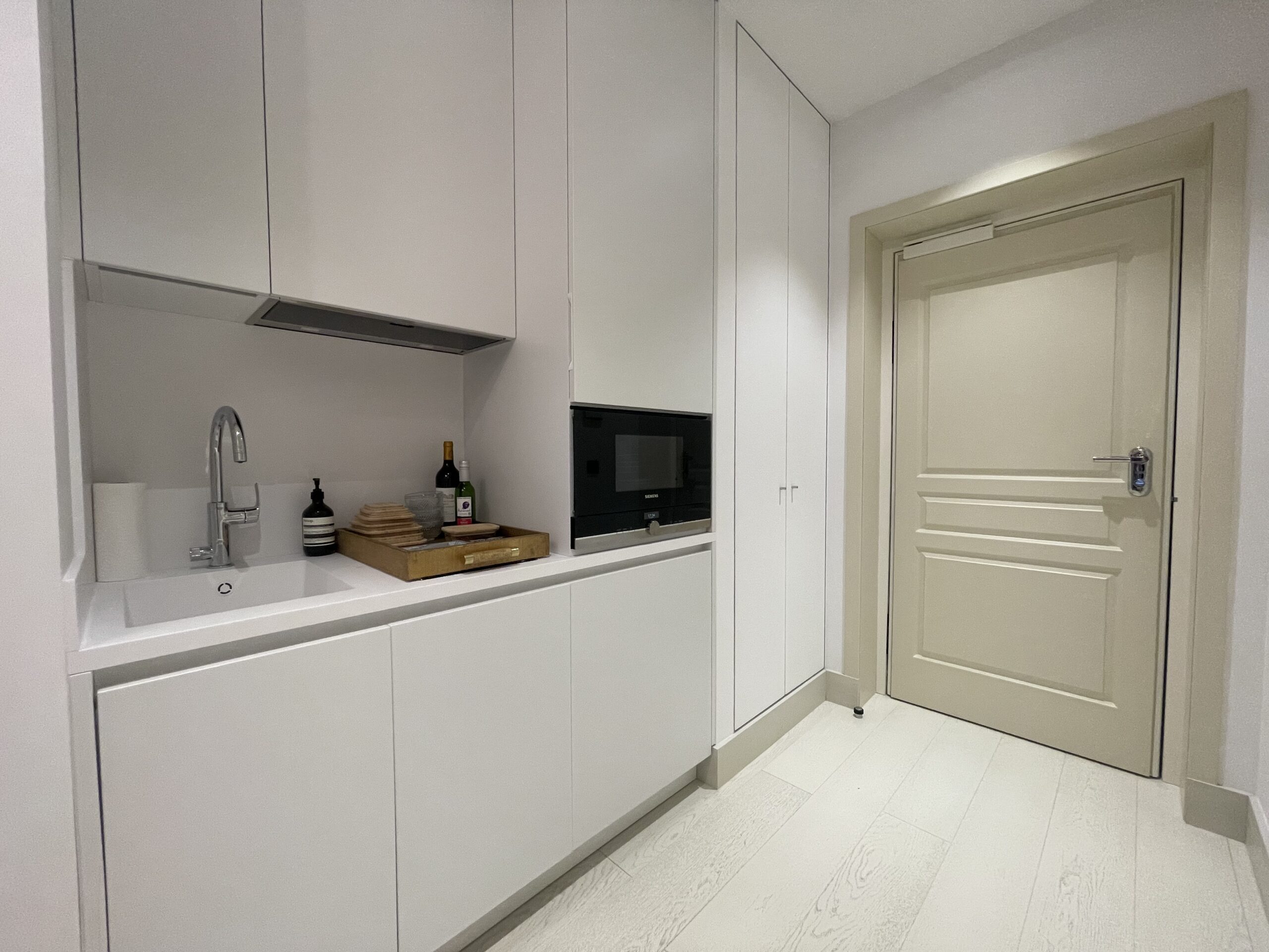 White, modern kitchen in Villa Palazzino